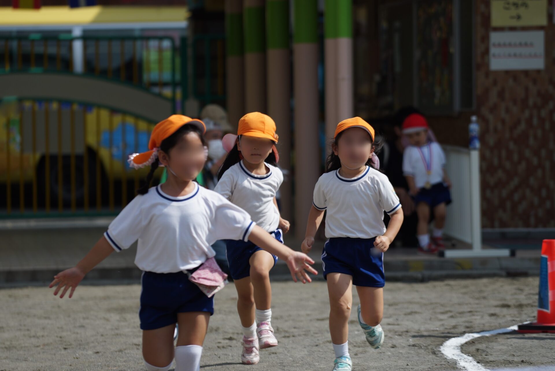 幼稚園の運動会でゴール前から撮影した写真その２