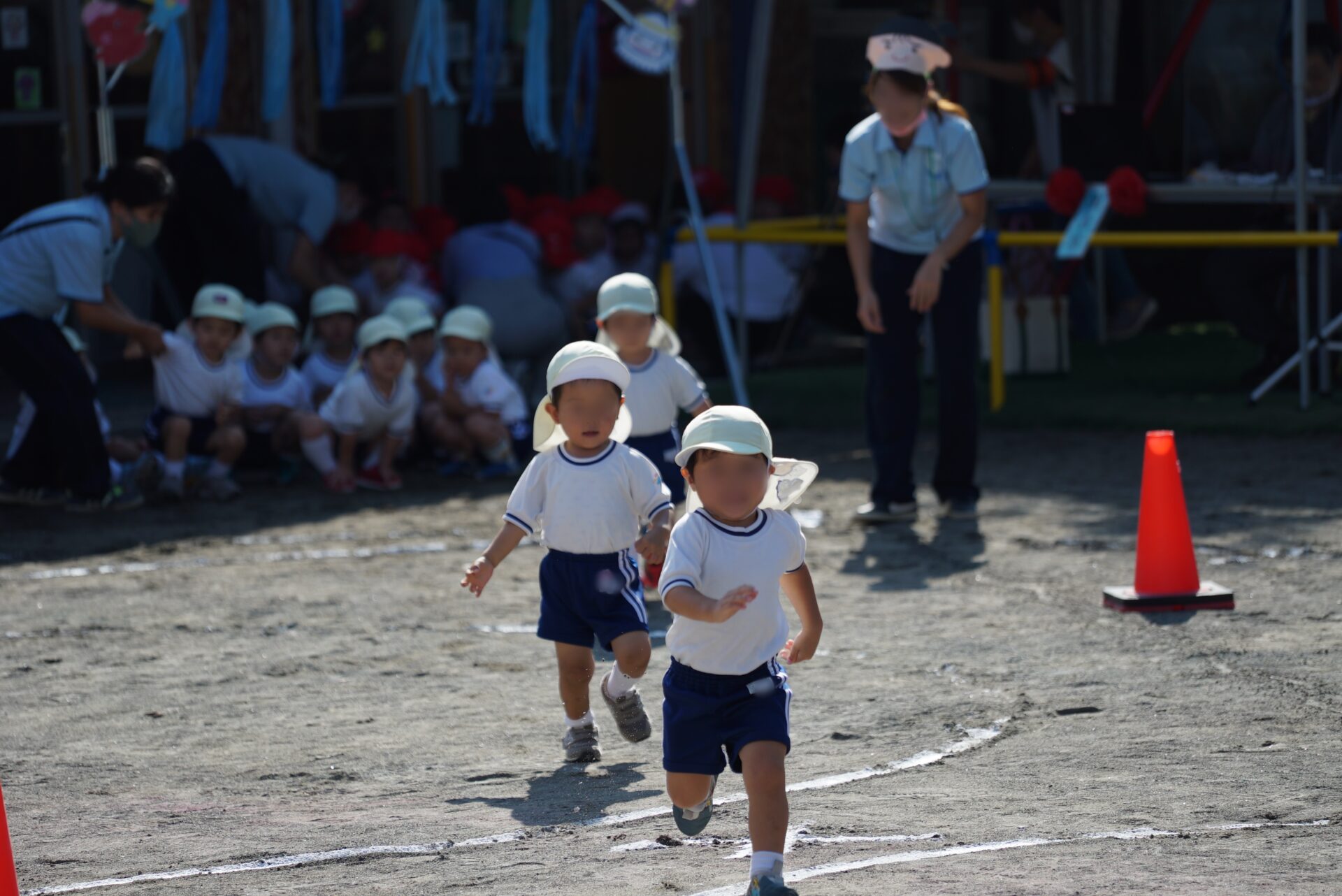 幼稚園の運動会でゴール前から撮影した写真その１